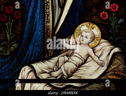 Jesuskind, Buntglas, St. Peter`s Church, Ipsley, Redditch, Worcestershire, Großbritannien Stockfoto